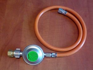 Zestaw - reduktor 50 mbar, redukcja gazu, w�� 150 cm do pod��czenia z butl� gazow�